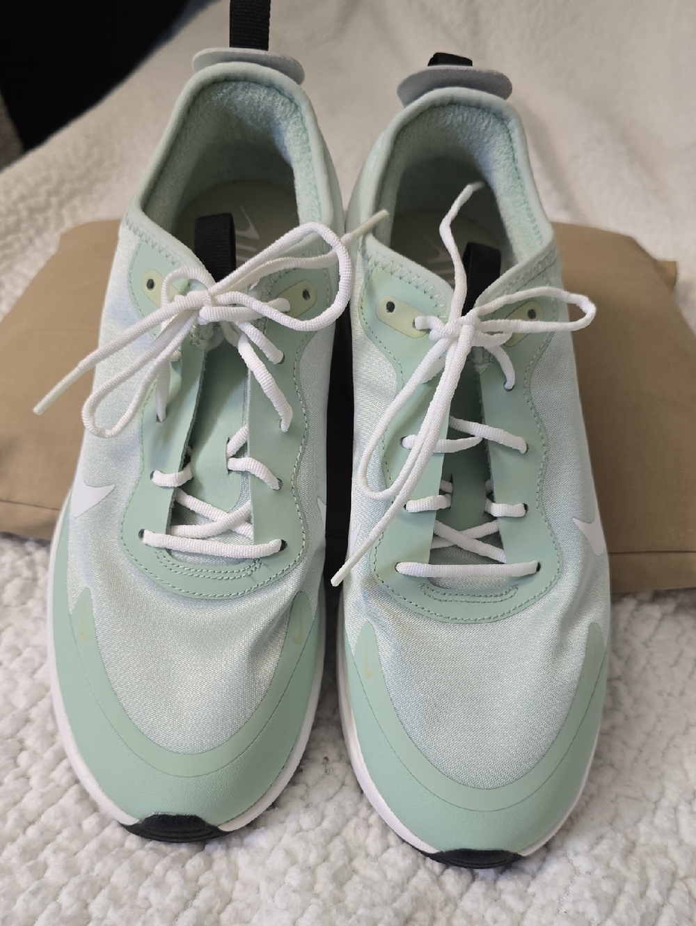 NIKE Women’s Lightweight Mint Green Athletic Sneakers